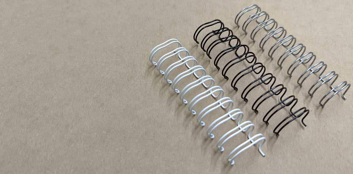 Drahtkammbindung in Weiß, Schwarz und Silber – stabile Bindung für Broschüren mit Spiralbindung